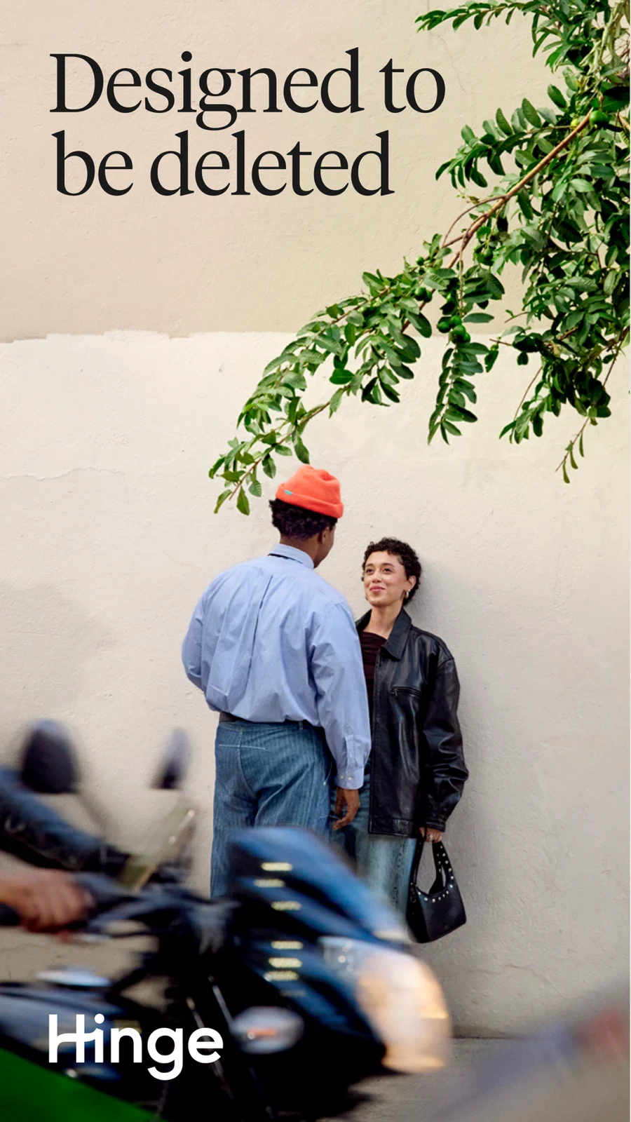 Hinge, panel 1: A lifestyle opening presents the brand’s relationship-focused positioning.